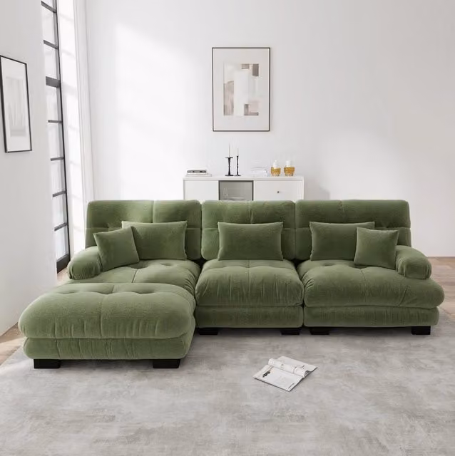 Divano modulare angolare con pouf mobili in chenille verde; seduta profonda