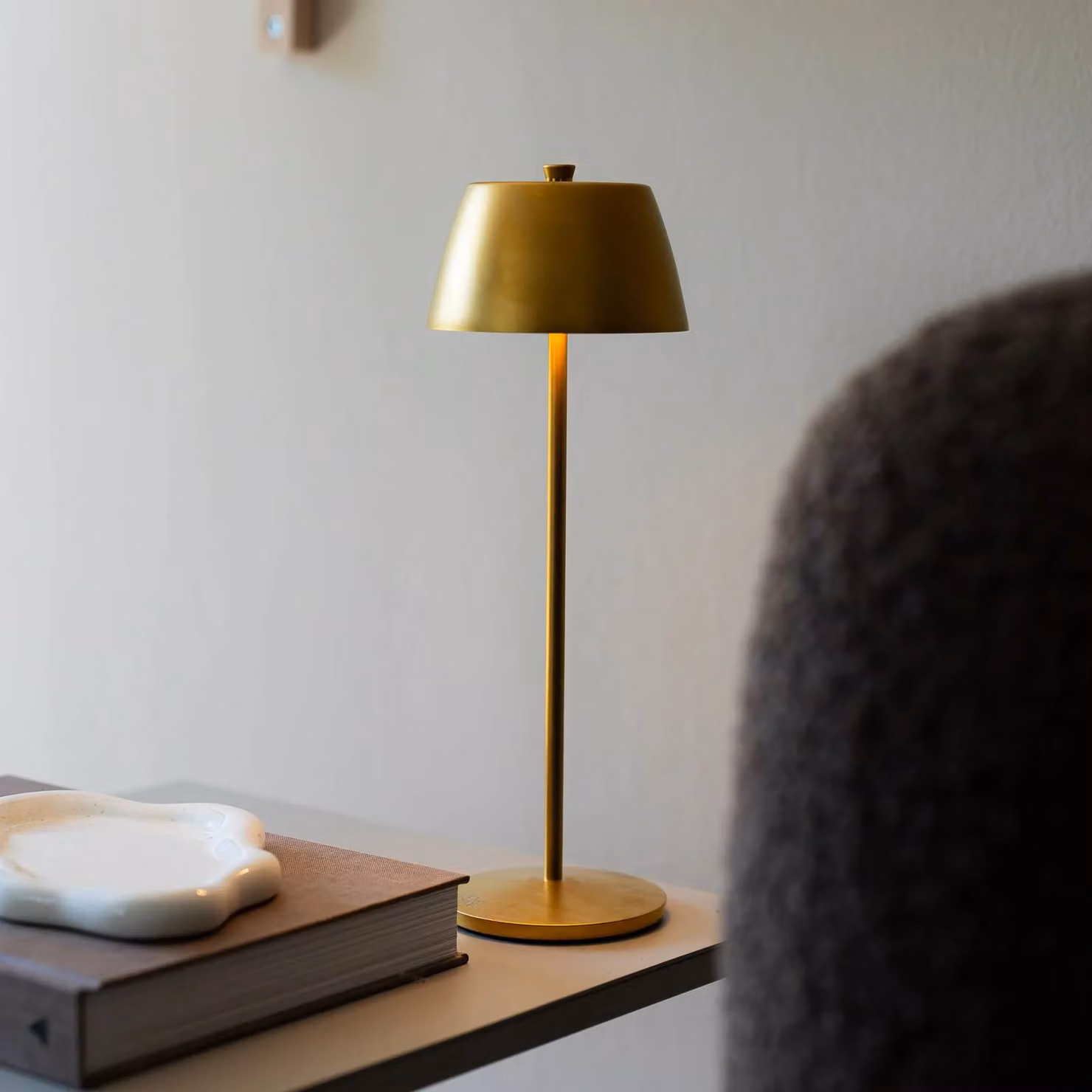 Konstsmide Lampada da tavolo LED ricaricabile Eze, oro opaco, 32 cm, IP54, USB dimmerabile, Ottone / Oro, Soggiorno / Sala da pranzo, Alluminio, Moderno