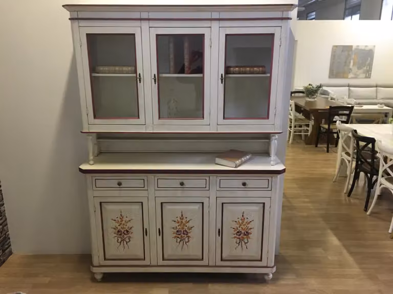 Cristalliera napoletana in stile arte povera con decori floreali di Mobili 2G, colore bianco, L: 150 cm, P: 43 cm, H: 208 cm