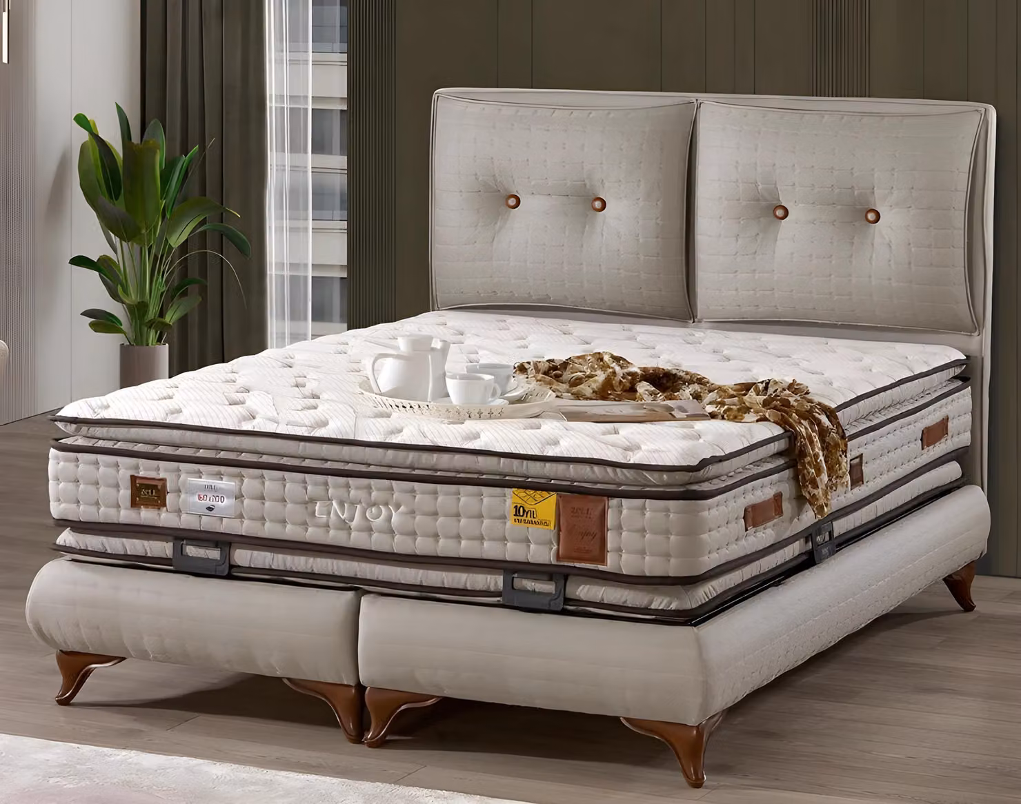 Elegantes weißes Bett mit Matratze aus Textil und Holz