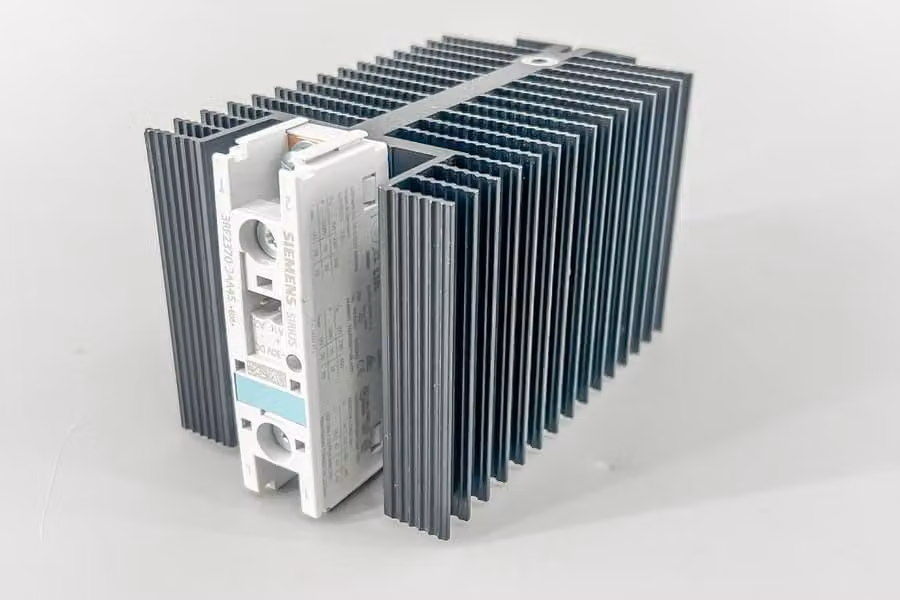Contattore a semiconduttori SIEMENS a commutazione a tensione zero, 1 pz. 3RF2370-3AA45 Siemens, 1 contatto normalmente aperto, 70 A