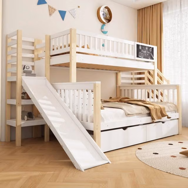 Letto a castello a casetta in legno di pino bianco naturale per bambini 140x200+90x200 con scala contenitore, scivolo e lavagnetta