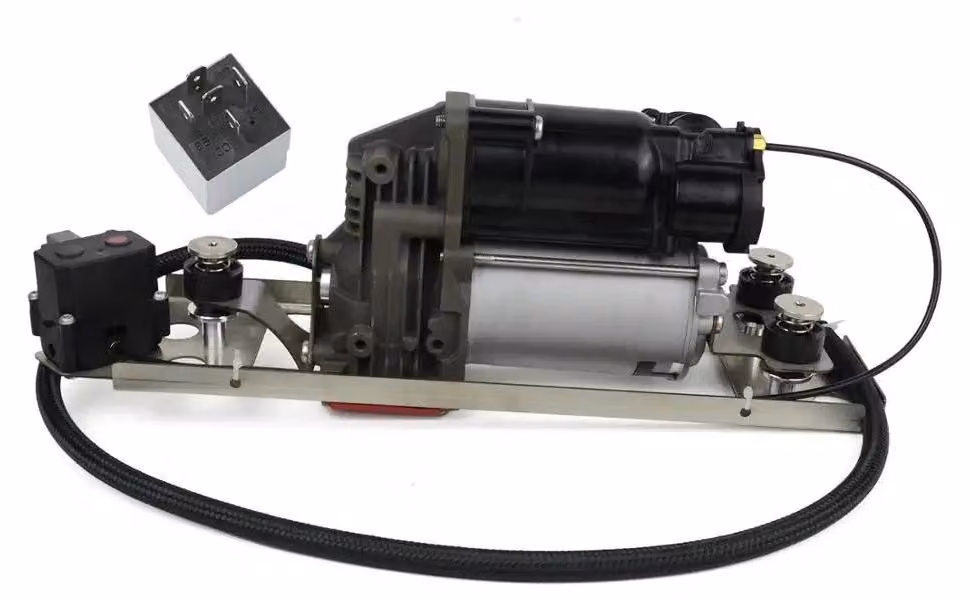 Compressore per sospensioni pneumatiche AP03 - Pompa compressore con blocco valvole - Asse posteriore - Compatibile con modelli BMW Serie 5 E61 530i, 535d, 545i, M5 dal 2004 al 2010 - Ricambio originale (OE) 37106793778, 37206792855