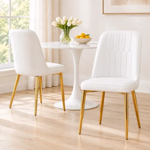Sedia da pranzo ULEVR bianca con rivestimento in similpelle PU e gambe in metallo dorato, altezza 89 cm