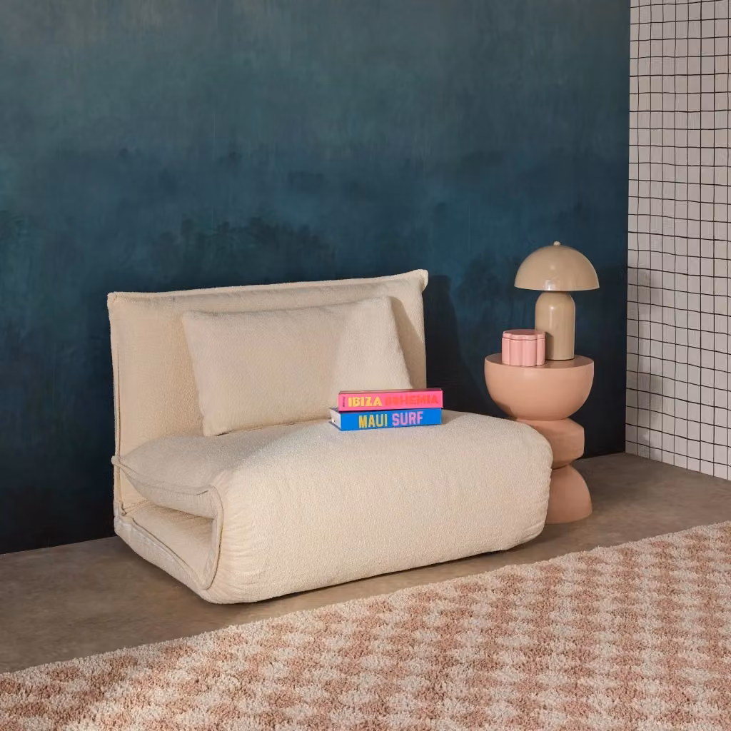 Poltrona letto trasformabile Sweeek in bouclé beige con struttura in metallo e imbottitura in schiuma, L: 80 cm, P: 66 cm, H: 99 cm – 2
