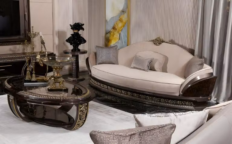 Set da salotto classico: divano a tre posti grigio e tavolino elegante