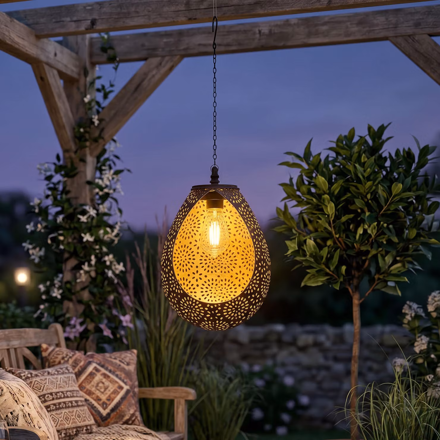 Lampada a sospensione solare a LED Northpoint, luce da giardino a LED bianco caldo, lampada a sospensione resistente alle intemperie IP44 con gancio, sensore crepuscolare automatico, illuminazione per balconi e terrazze