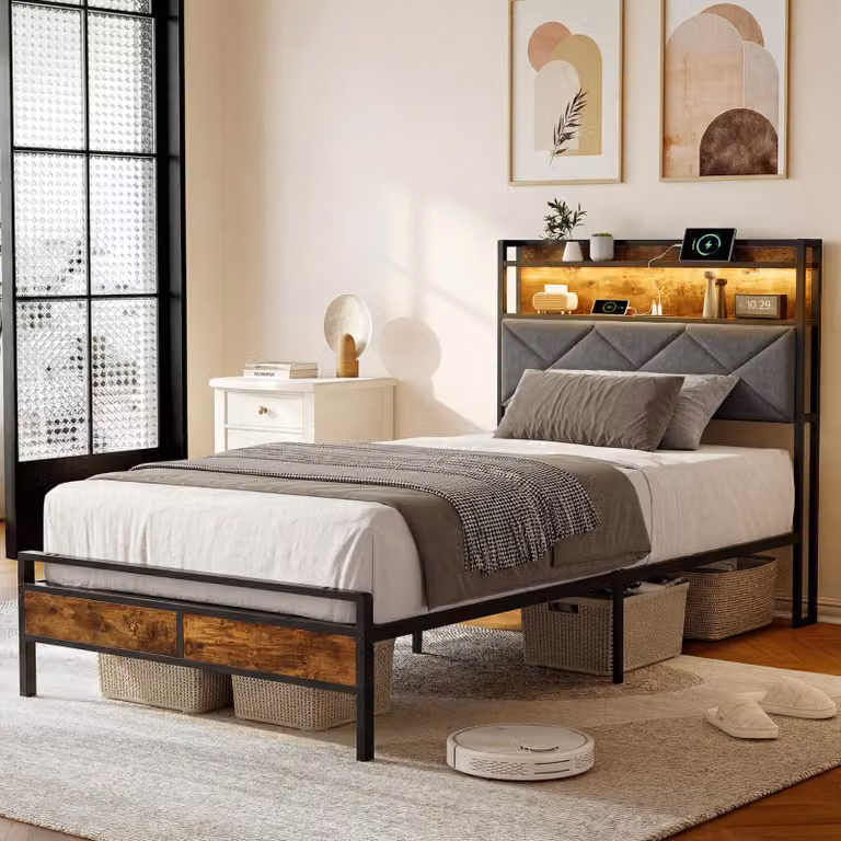 Letto matrimoniale in metallo 90x200 cm con testiera imbottita e contenitore, dotato di luci LED, 2 porte USB e una porta Type-C, rivestito in grigio, senza materasso