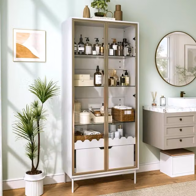 Colonna contenitore FOLYNA con ripiani regolabili, ante in vetro e cassetto, in MDF bianco e oro per soggiorno – 1
