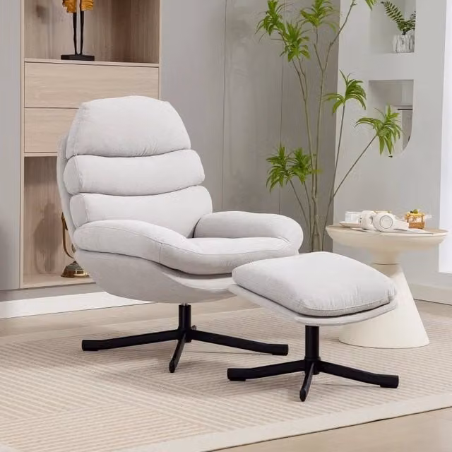 Fauteuil con pouf girevole a 360° con schienale alto e seduta ampia in tessuto chenille bianco crema