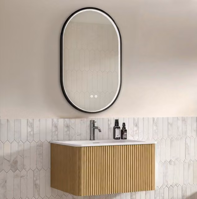 Mobile bagno sospeso con lavabo integrato in resina, 80 cm con specchio LED ovale 50×80 cm, cornice nera e decorazione strass, finitura rovere