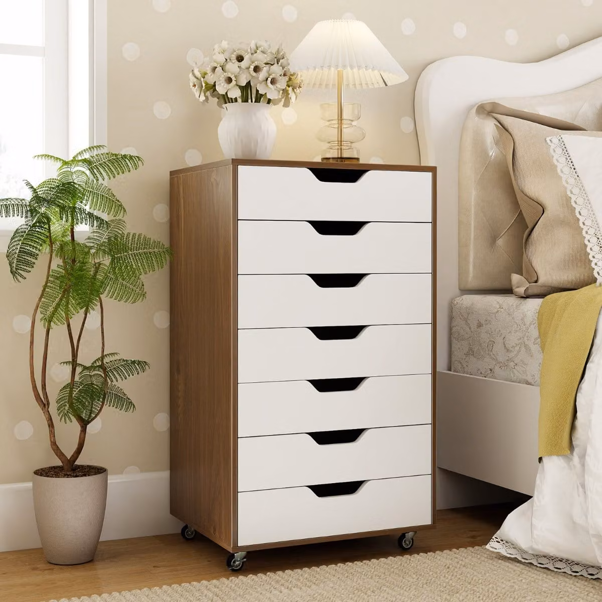 Mobile organizzatore documenti Costway con 7 cassetti in legno bianco e 4 ruote girevoli