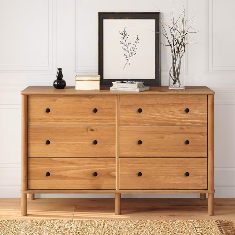Comò APOANA in legno massello con 6 cassetti, finitura noce – Mobile contenitore con ampio spazio per abiti e accessori, comò da camera da letto in legno con elementi in metallo e design scandinavo