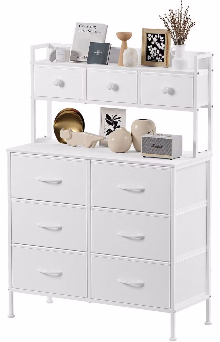 Comodino con 9 cassetti, struttura in metallo bianco, piano in legno e cassetti rivestiti in tessuto. Dimensioni: 85x35x130 cm