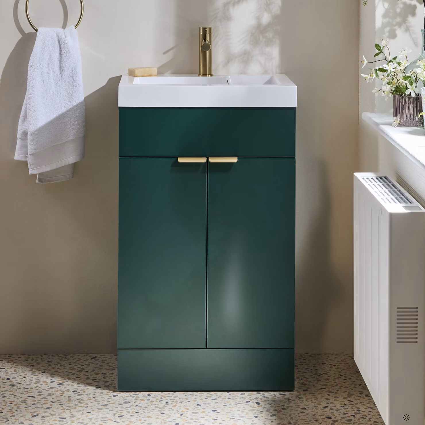 Mobile Bagno a Terra Verde Scuro da 500mm con Lavabo e Maniglie con Impugnatura a Dito in Oro Satinato - Cluo
