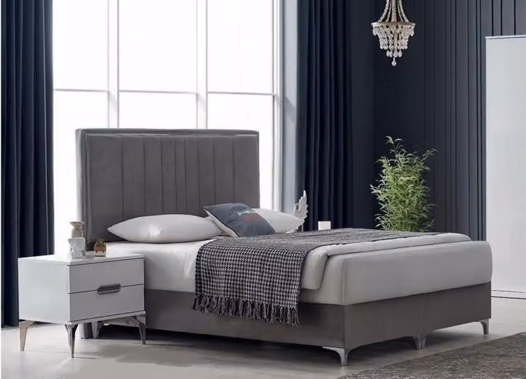 Set moderno per camera da letto, composto da un letto e due comodini