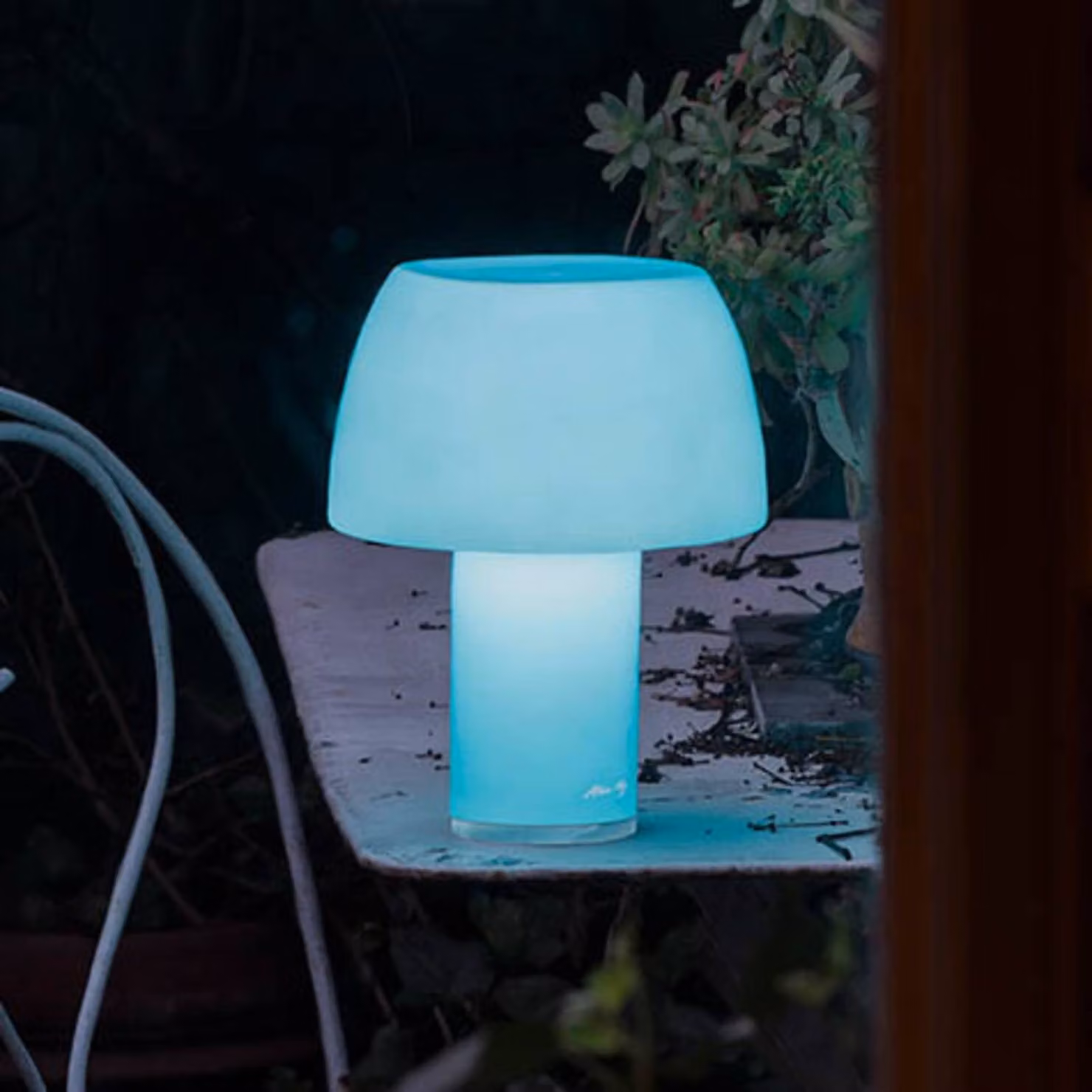 Nemo Lampada da tavolo LED Lorosae, blu, vetro, IP54, USB dimmerabile, Blu, Vetro