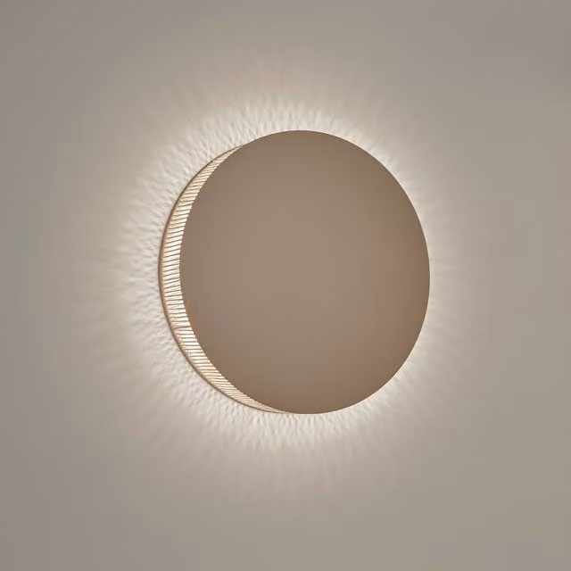 Applique Bover Helios in tessuto beige e bianco con luce LED dimmabile orientabile verso l'alto