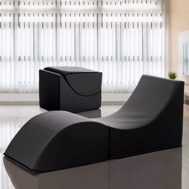 Pouf trasformabile in letto singolo e chaise longue Arbil di Talamo Italia in ecopelle nera, L: 130 cm, P: 50 cm, H: 50 cm