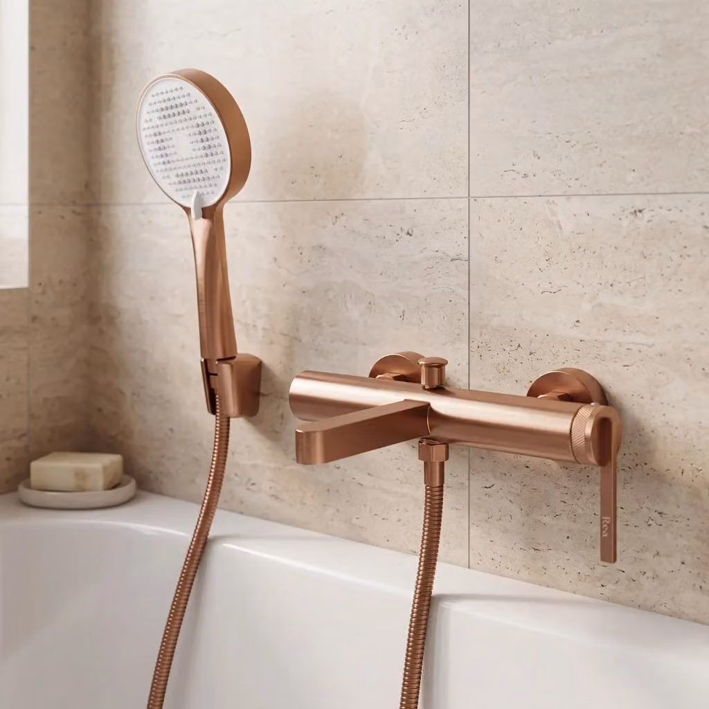 Rubinetto da vasca a parete Rea Grace con miscelatore monocomando e doccino in ottone color ottone spazzolato – 2