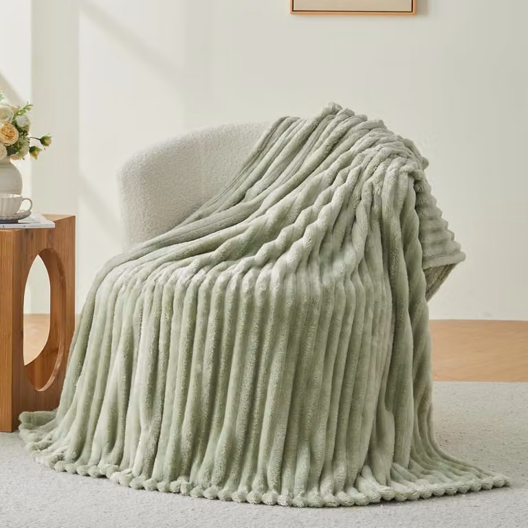Piumino decorativo in ecopelliccia, colore verde salvia, 153x203 cm