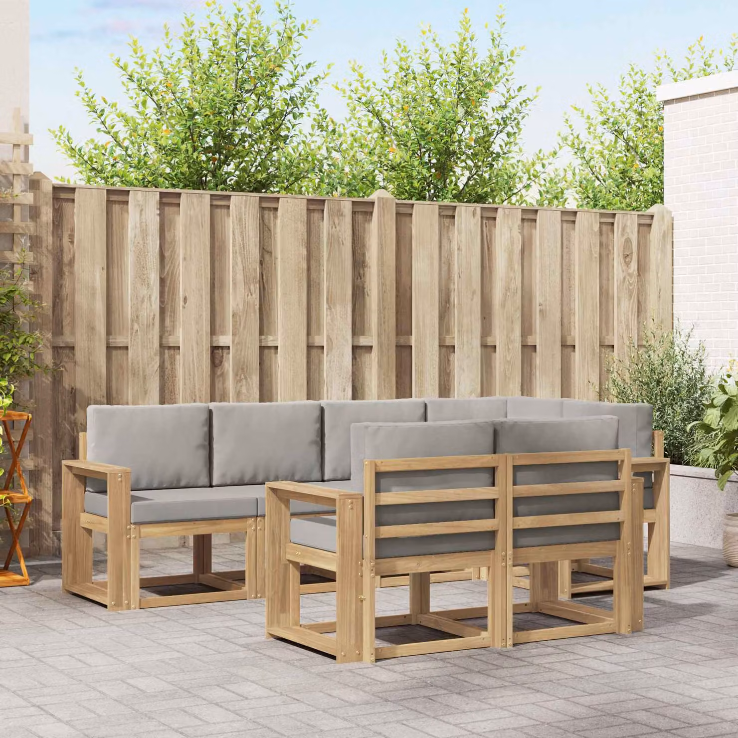 Set di divani da esterno vidaXL a forma di L composto da 7 pezzi in legno di acacia con cuscini bianchi e grigi per giardino e terrazza