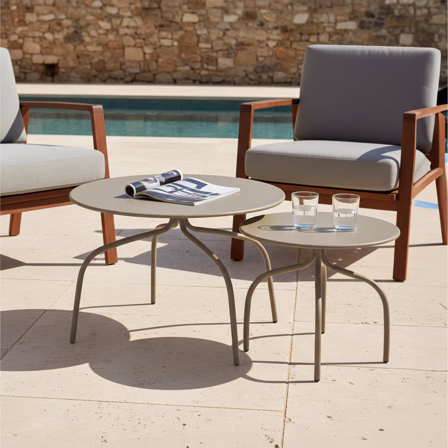Set di 2 tavolini da giardino impilabili color tortora - Oviala Venise