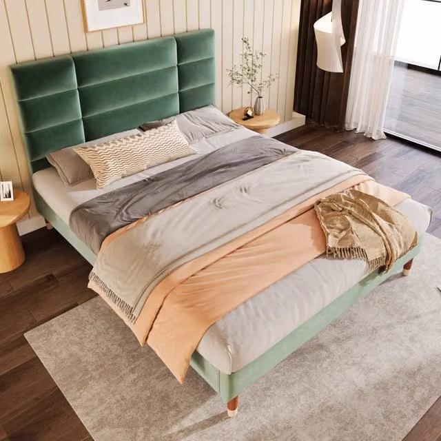 Letto matrimoniale imbottito 140 × 200 cm con materasso a molle insacchettate H3 in velluto verde con testiera
