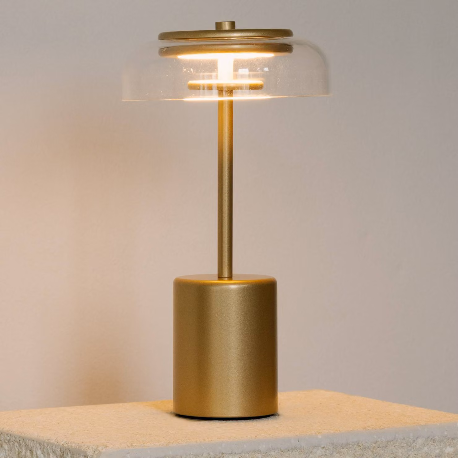 Nuura Lampada LED da tavolo ricaricabile Blossi, altezza 26 cm, color dimmerabile, Ottone / Oro, Metallo, Scandinavo
