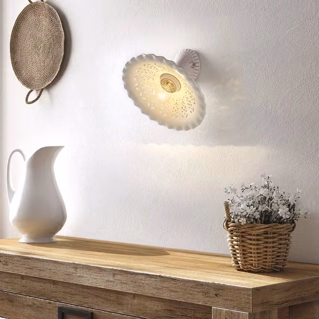 Applique MERLETTO MATT di Ceramiche Borso con base obliqua e paralume in ceramica anticata bianca e marrone, Ø30 cm