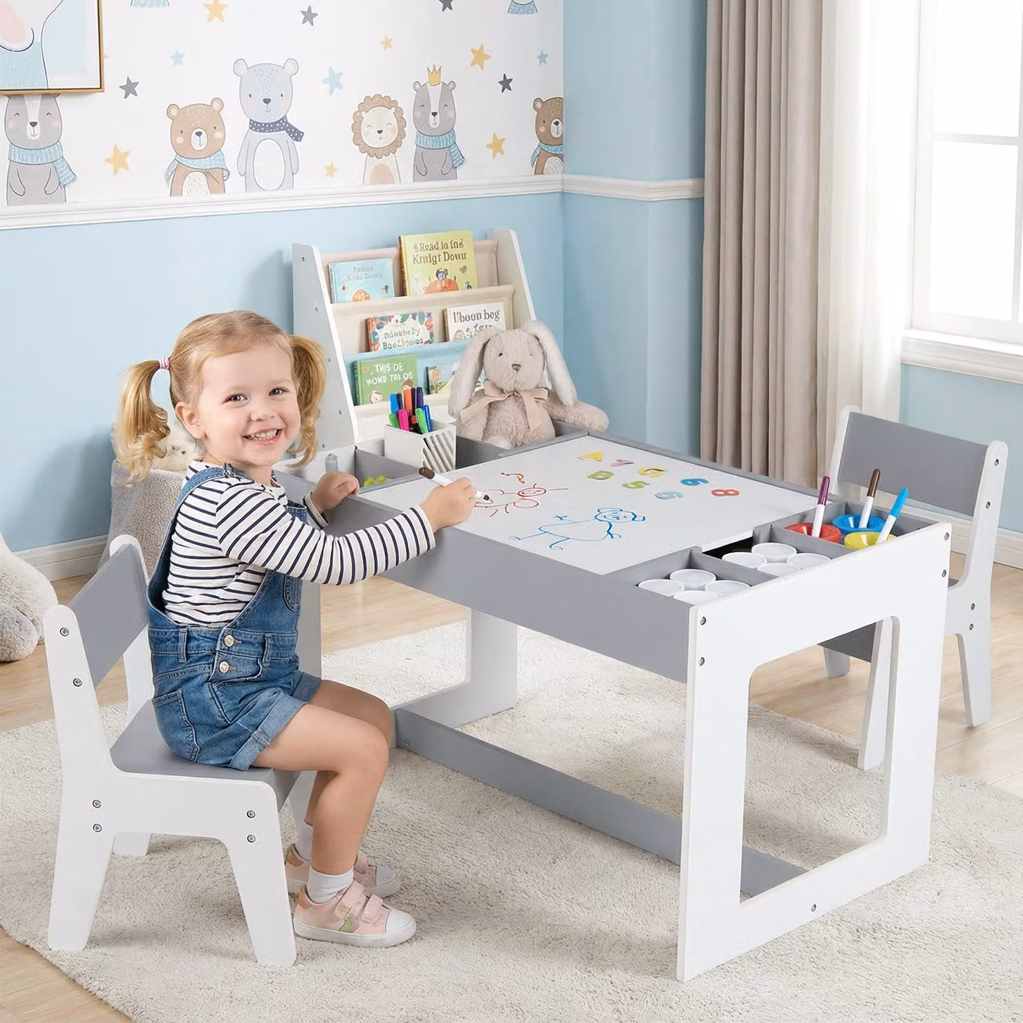 Set tavolo e 2 sedie multifunzionale per bambini Costway in legno con piano reversibile lavagna bianco e nero e divisori laterali Grigio