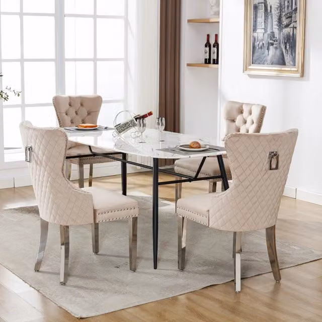 Sedia da sala da pranzo imbottita con schienale a fibbia quadrata e gambe in metallo, velluto beige