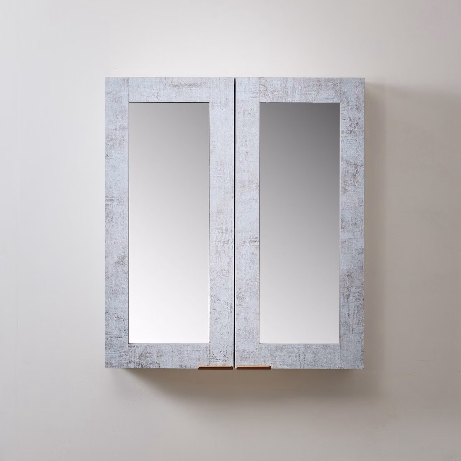 Mobiletto a Specchio da 900mm x 650mm Grigio Cemento - Completo di Maniglie con Impugnature a Dito Rame Satinato - Cluo