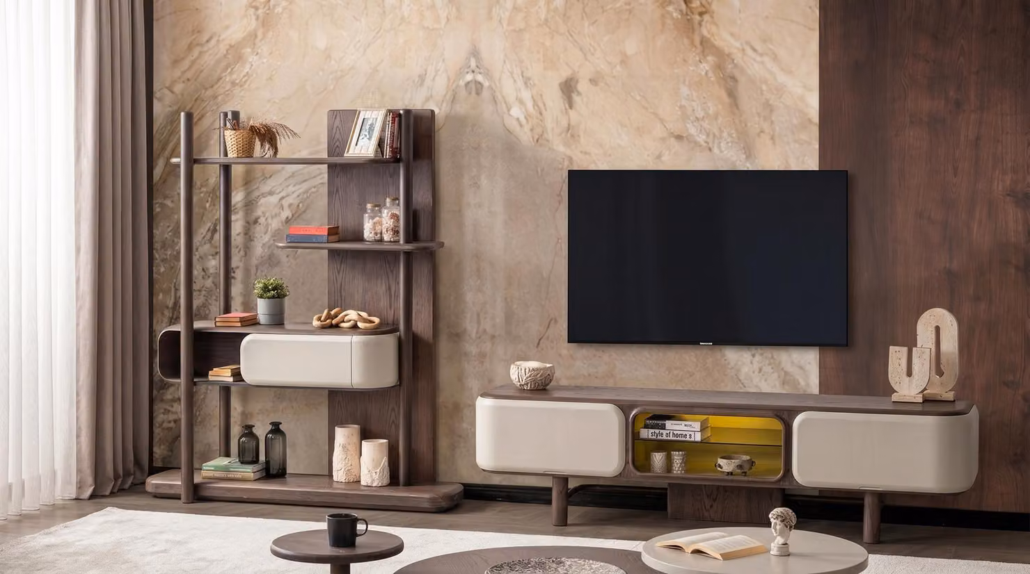 Pareti attrezzate con mobile TV a basso profilo e scaffali, per un arredamento elegante e raffinato del soggiorno