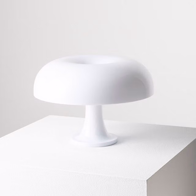Artemide Nessino Lampada da tavolo in plastica bianca con LED e lampadina inclusa
