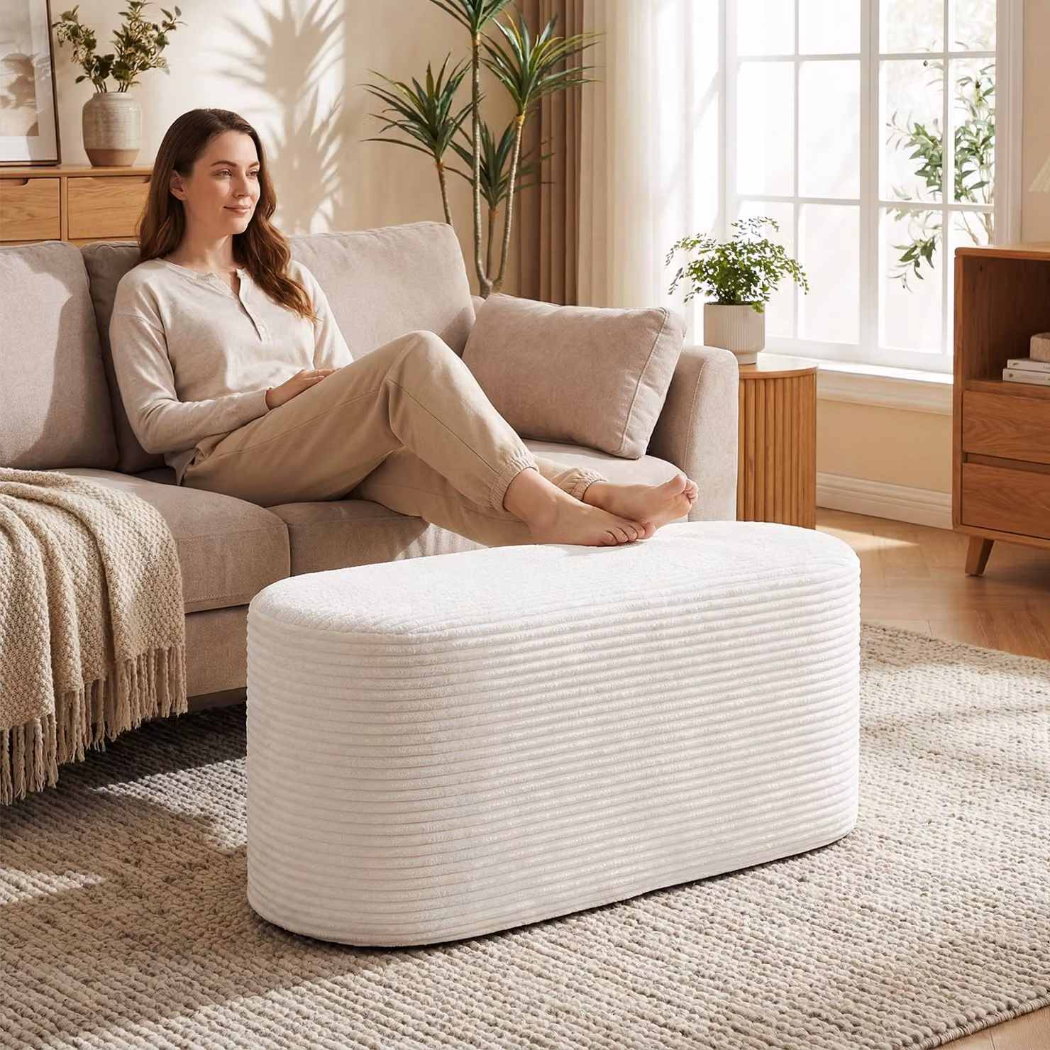 Panca pouf ovale Costway in tessuto vellutato beige con imbottitura in spugna ad alta densità per soggiorno, camera o ingresso, L: 120 cm
