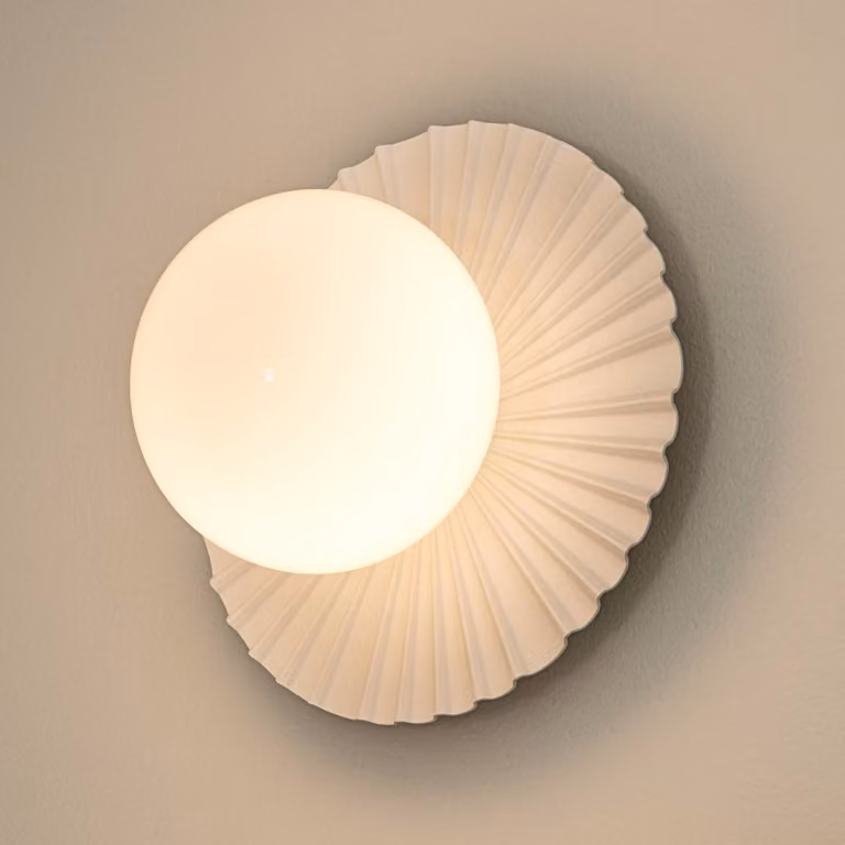 Nuura Aps Applique da parete di design Liila Muuse, dimmerabile, Bianco / Opale, Bagno, Metallo, Scandinavo, Applique