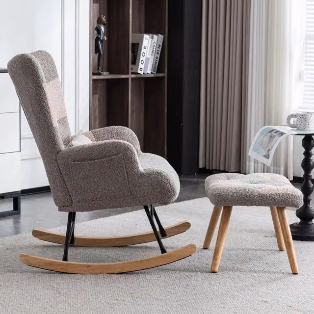 Poltrona a dondolo OKWISH con poggiapiedi e cuscino lombare in velluto multicolore e struttura in legno massello per soggiorno, camera o terrazzo