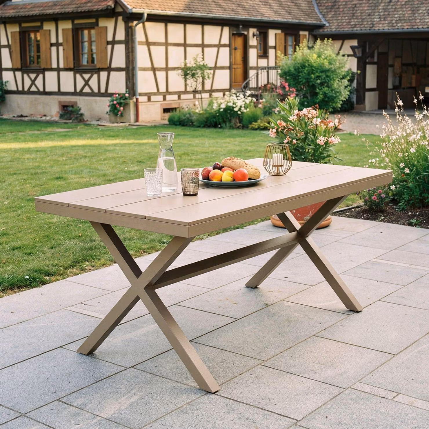Tavolo da giardino ISOLA, effetto legno WPC, color champagne – resistente alle intemperie e all'usura, ideale per giardino, terrazza e balcone. Struttura in alluminio, facile da montare. Mobili da esterno, tavolo da balcone, mobili da terrazza
