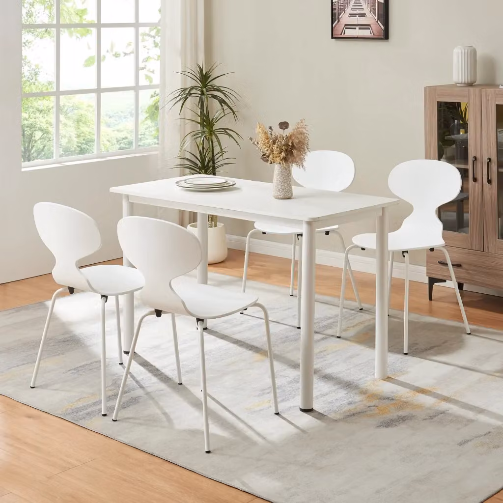 Set di 4 sedie impilabili da sala da pranzo moderne en.casa in bianco con finitura opaca e dettagli in legno di betulla – 2
