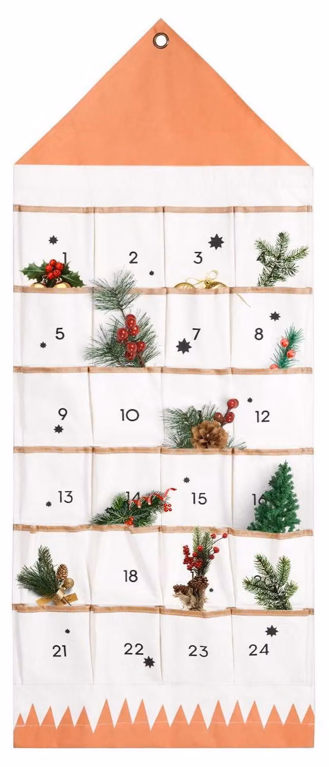 Calendario dell'Avvento riutilizzabile per il 2026, realizzato in tessuto con 24 tasche per essere appeso al muro. Dimensioni: 118x48 cm. Colore: color carne