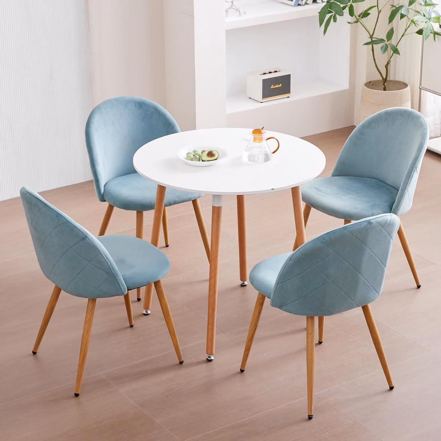 Set da pranzo composto da tavolo e 4 sedie. Tavolo rotondo di 80x80 cm. Sedie in velluto, colore verde/bianco