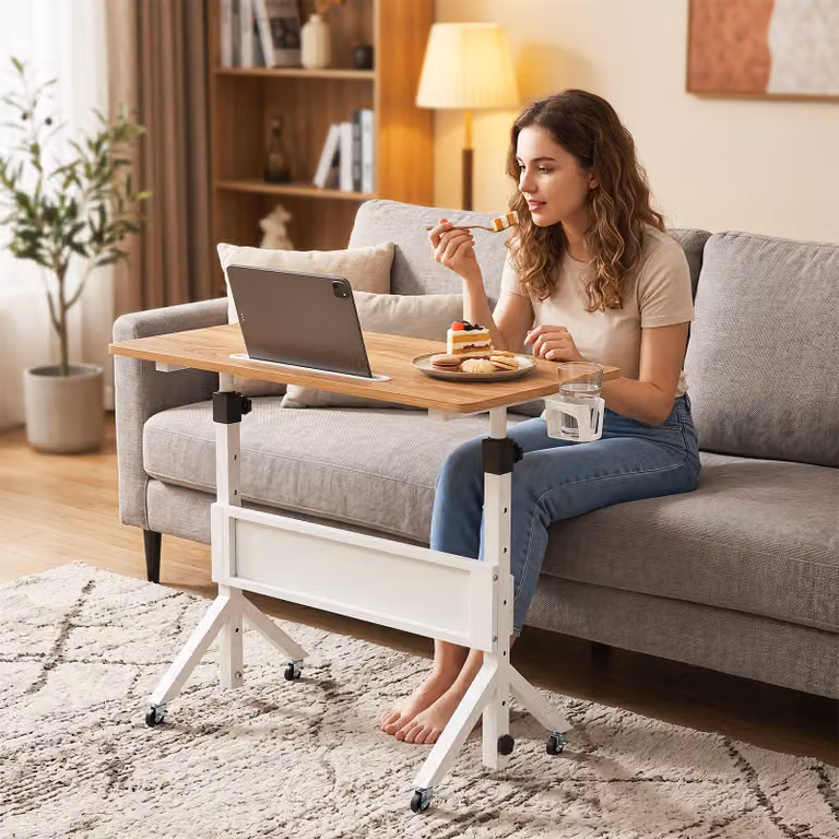 Scrivania regolabile in altezza Costway con ruote bloccabili e portabicchieri, Tavolo per laptop in legno color naturale, L: 80 cm, P: 40 cm, H: 70-117 cm