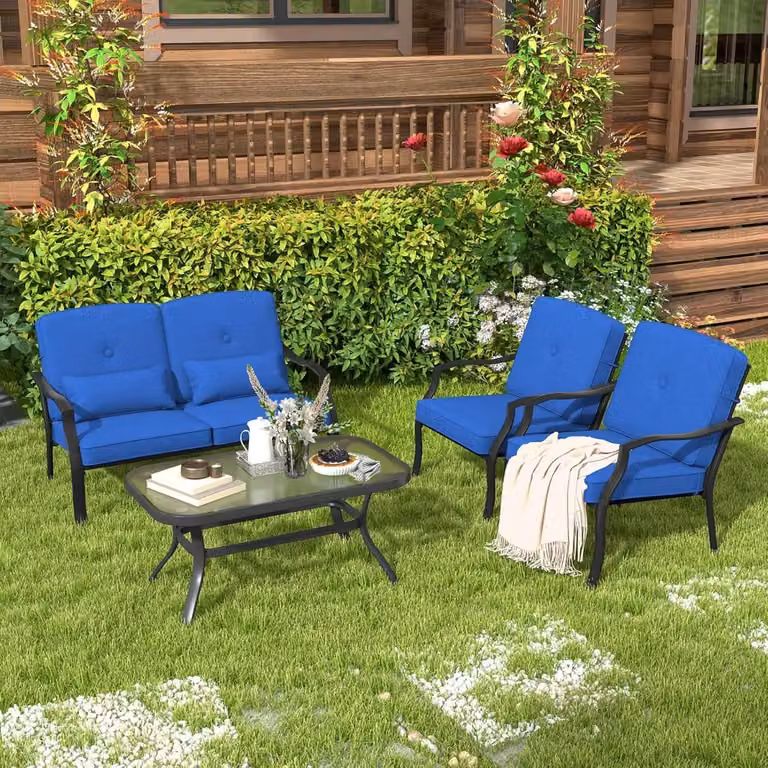 Set di mobili da giardino Costway 4 pezzi con tavolino in vetro temperato e cuscini blu in acciaio verniciato a polvere