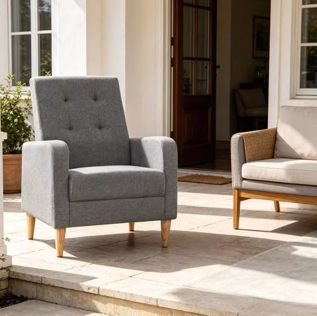 Poltrona ULEVR in lino grigio scuro con schienale alto capitonn¨¦ e braccioli, seduta 51x48 cm