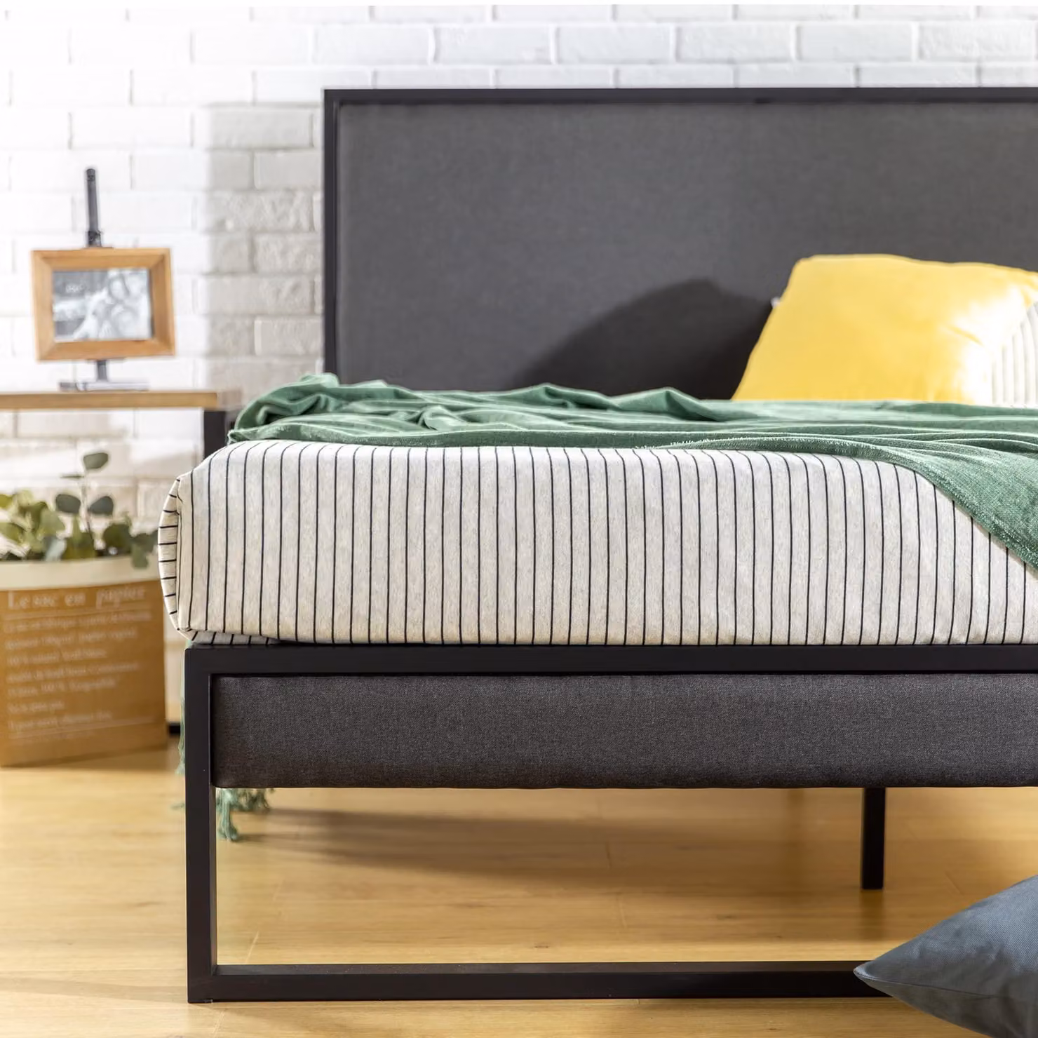 Letto con testiera, dimensioni 150x200 cm, rete a doghe in legno, colore grigio