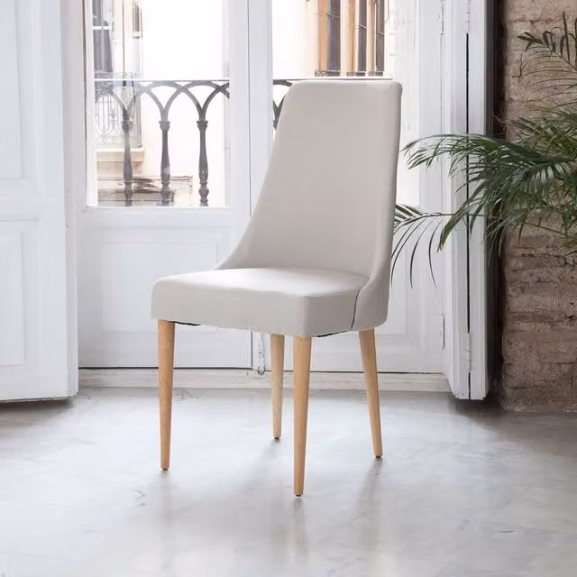 Sedia imbottita Banak in stile mid-century con struttura in legno e rivestimento in tessuto beige
