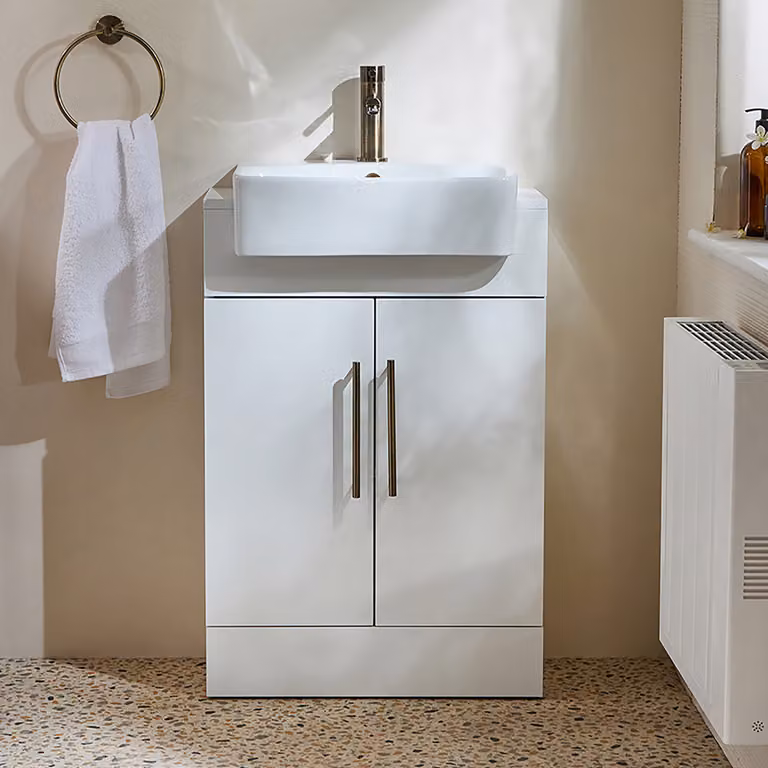 Mobile Bagno a Terra Bianco da 550mm con Lavabo e Maniglie con Barra a T in Ottone Spazzolato - Cluo