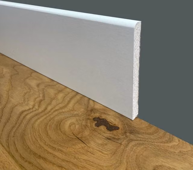 Battiscopa Zoccolino BC Eternal Parquet in Fibra di Legno Compatta Bianco, 96 metri lineari, H: 1 cm, L: 10 mm