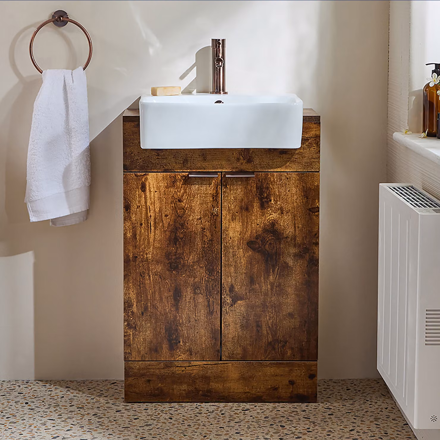 Mobile Bagno a Terra Rovere Scuro da 550mm con Lavabo e Maniglie con Impugnatura a Dito in Bronzo Spazzolato - Cluo